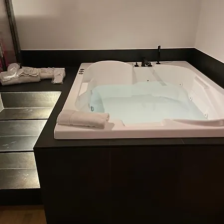 Royalroom2.0-relaxing & Luxury Appartement Ostie